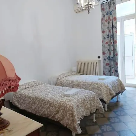 Dante Alighieri House شقة